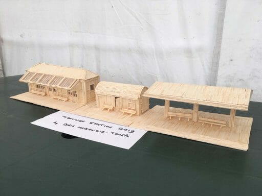 Chris Mackenzie-Thorpe的TOTNES Riverside Station的火柴盒模型
